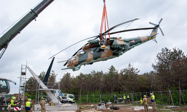 Hely&eacute;re ker&uuml;lt a Mi-24D harcihelikopter