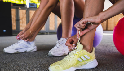 Sportcipő edz&eacute;shez &eacute;s v&aacute;rosi napokra &ndash; hogyan tal&aacute;lkozik a k&eacute;nyelem a st&iacute;lussal?