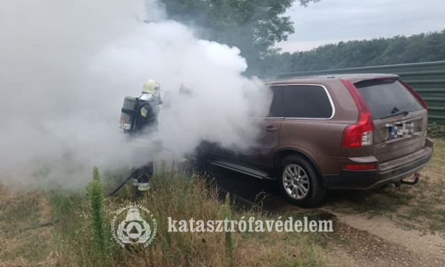 Kigyulladt egy szem&eacute;lyg&eacute;pkocsi motortere P&aacute;p&aacute;n