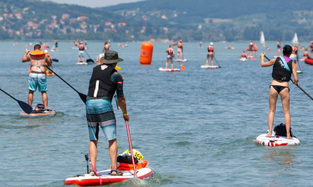 SUP-vil&aacute;gbajnoks&aacute;g - &Ouml;tven orsz&aacute;g t&ouml;bb mint f&eacute;lezer versenyzője Balatonf&uuml;reden