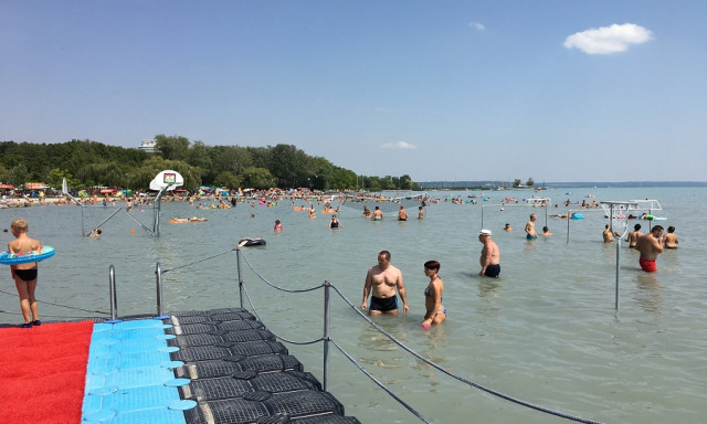 Ingyen lehet csobbanni kora reggel &eacute;s este Alm&aacute;di 4 strandj&aacute;n