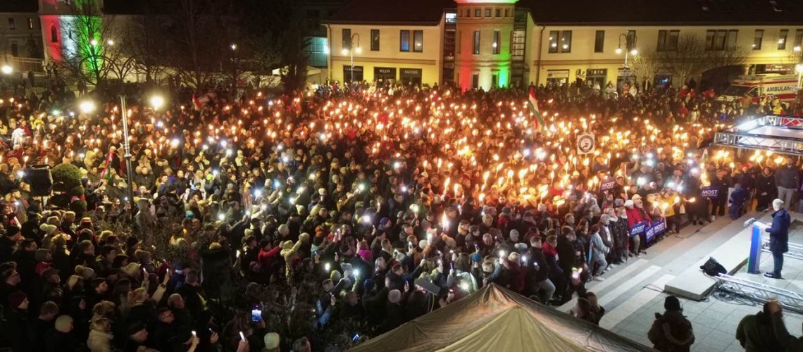 Cs&uuml;t&ouml;rt&ouml;k&ouml;n &eacute;rkezik Magyar P&eacute;ter&eacute;k orsz&aacute;gj&aacute;r&aacute;sa Veszpr&eacute;m megy&eacute;be