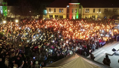 Cs&uuml;t&ouml;rt&ouml;k&ouml;n &eacute;rkezik Magyar P&eacute;ter&eacute;k orsz&aacute;gj&aacute;r&aacute;sa Veszpr&eacute;m megy&eacute;be