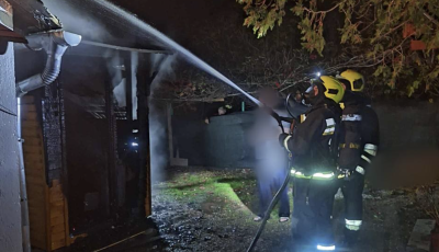 Kigyulladt egy csal&aacute;di h&aacute;z udvar&aacute;n l&eacute;vő szauna Paloznakon