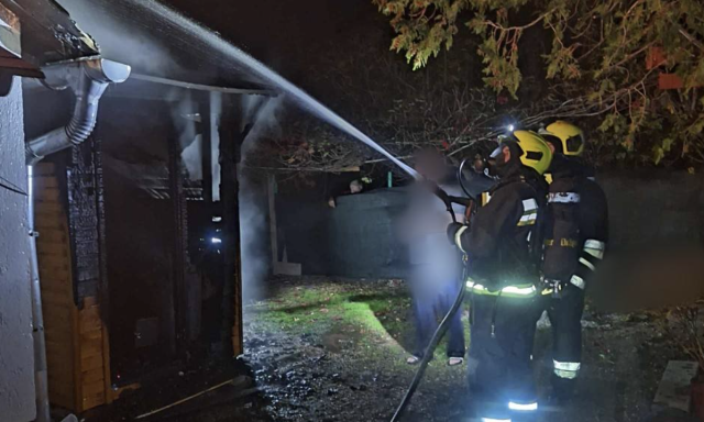 Kigyulladt egy csal&aacute;di h&aacute;z udvar&aacute;n l&eacute;vő szauna Paloznakon
