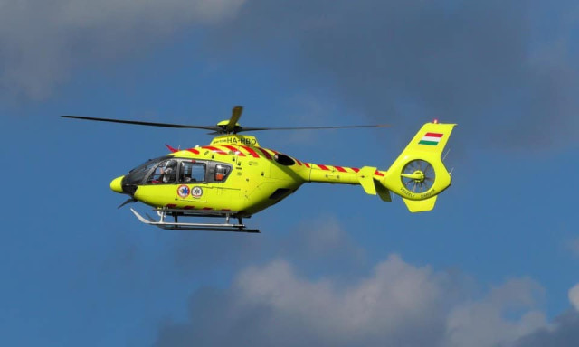 Elhunyt egy k&eacute;t h&oacute;napos kisl&aacute;ny Veszpr&eacute;mben - Mentőhelikopter is &eacute;rkezett a T&uuml;z&eacute;r utcai Gyermekotthonhoz