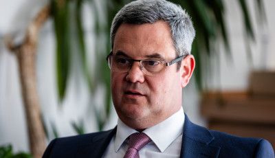 Tak&aacute;cs P&eacute;tert m&eacute;g az &aacute;g is h&uacute;zza - Most a strandon sz&oacute;ltak be neki &eacute;s a telefonj&aacute;t is el akart&aacute;k venni