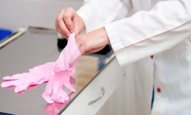 Csilis kesztyűvel l&aacute;tta el az aranyeres rabot a tiszal&ouml;ki b&ouml;rt&ouml;n doktornője