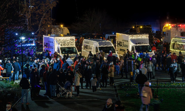 F&eacute;ny&uuml;nnep a szomsz&eacute;dban-25 f&eacute;nykamion szelte az utc&aacute;kat Herenden