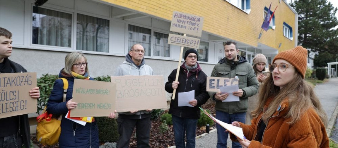 &ldquo;A b&iacute;r&aacute;k nem elad&oacute;k&rdquo; - Veszpr&eacute;mben t&uuml;ntettek a b&iacute;r&oacute;s&aacute;gok f&uuml;ggetlens&eacute;g&eacute;&eacute;rt