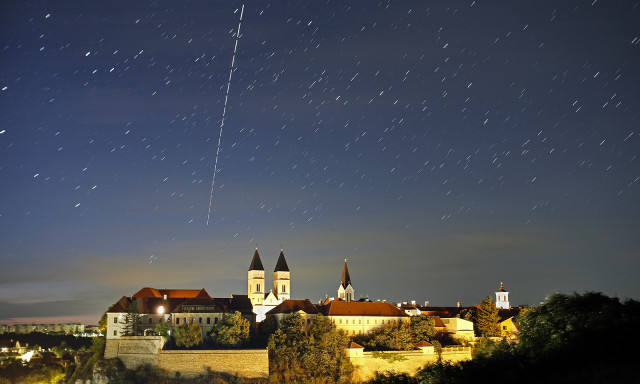 &Iacute;gy suhant &aacute;t Kapu Tibor Veszpr&eacute;m felett  az ISS fed&eacute;lzet&eacute;n