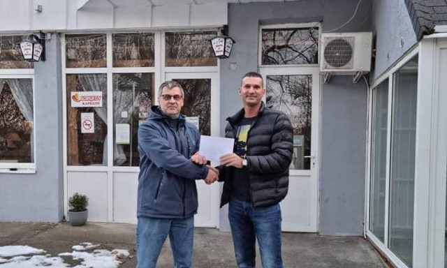 A B&eacute;bi Korasz&uuml;l&ouml;tt Mentő jav&aacute;ra gyűjt&ouml;tt adom&aacute;nyt a Sir&aacute;ly Pizz&eacute;ria