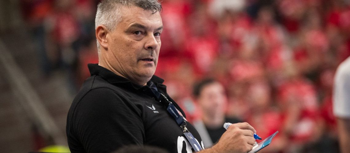 J&ouml;n a harmadik csoportm&eacute;rkőz&eacute;s, ez&uacute;ttal Bukarestből