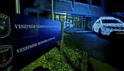 Id&eacute;n is &uuml;nnepi d&iacute;szben l&aacute;that&oacute; a rendőrs&eacute;gi f&eacute;nyaut&oacute; a veszpr&eacute;mi kapit&aacute;nys&aacute;g előtt