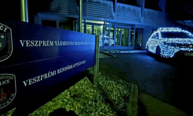 Id&eacute;n is &uuml;nnepi d&iacute;szben l&aacute;that&oacute; a rendőrs&eacute;gi f&eacute;nyaut&oacute; a veszpr&eacute;mi kapit&aacute;nys&aacute;g előtt