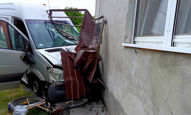 S&ouml;rsz&aacute;ll&iacute;t&oacute; hajtott csal&aacute;di h&aacute;z udvar&aacute;ba Veszpr&eacute;m megy&eacute;ben