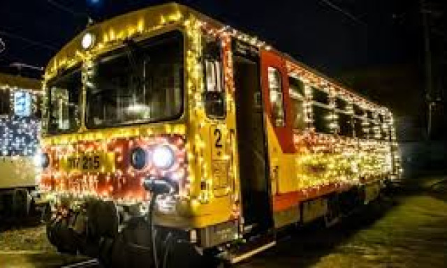 H&eacute;tv&eacute;g&eacute;n hi&aacute;ba v&aacute;rt&aacute;k a gyerekek a M&Aacute;V f&eacute;nyvonat&aacute;t, lerobbant az &uuml;nnepi kocsi