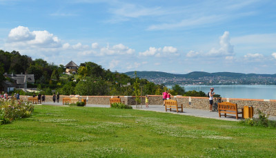 Tihany utols&oacute; part menti ingatlanj&aacute;t is eladja az &aacute;llam