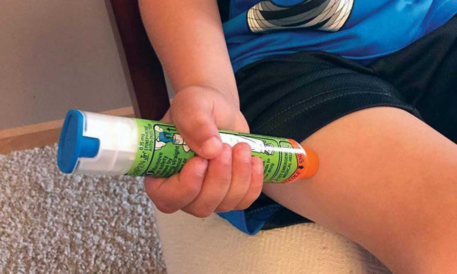 EpiPen tollat kap minden veszpr&eacute;mi nevel&eacute;si- &eacute;s oktat&aacute;si int&eacute;zm&eacute;ny