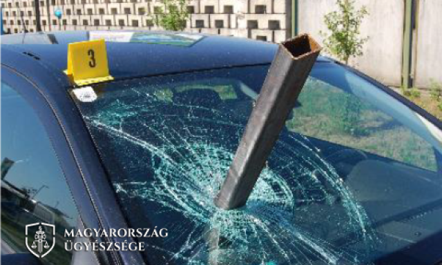 Kir&uacute;gt&aacute;k, ez&eacute;rt egy f&eacute;mrudat &aacute;ll&iacute;tott főn&ouml;ke sz&eacute;lv&eacute;dőj&eacute;be