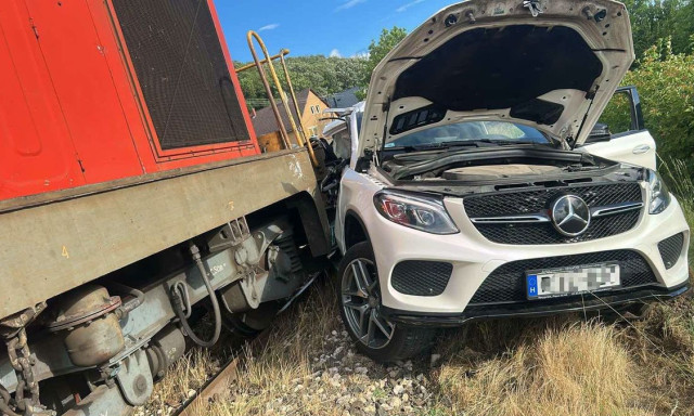 Vonattal &uuml;tk&ouml;z&ouml;tt egy aut&oacute; Epl&eacute;nyben