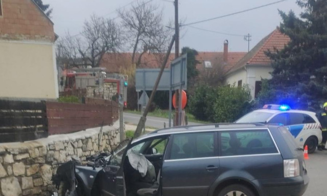 Kőker&iacute;t&eacute;snek &uuml;tk&ouml;z&ouml;tt egy aut&oacute; D&ouml;rgics&eacute;n