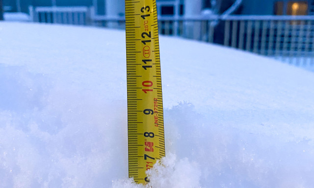 Alakul&oacute;ban az &uacute;j reggeli rutin - K&aacute;v&eacute; helyett h&oacute;lap&aacute;t: a kocsin vastag h&oacute; &eacute;s alatta j&eacute;gp&aacute;nc&eacute;l v&aacute;r r&aacute;nk