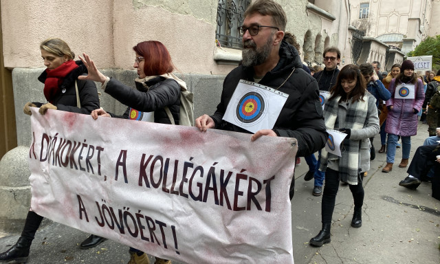 T&ouml;bb mint 10 ezren tiltakoznak m&aacute;r a pedag&oacute;gusok &uacute;j teljes&iacute;tm&eacute;ny&eacute;rt&eacute;kel&eacute;si rendszere ellen