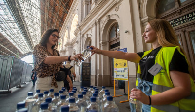 Hőségriadó - Ismét vizet oszt a MÁV a melegben