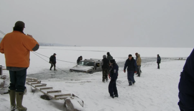 Elad&aacute;sra bocs&aacute;tott&aacute;k a jeges Balatonba szakadt Hummert