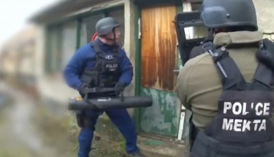 Bet&ouml;rte az ajt&oacute;&uuml;veget, majd hal&aacute;los fenyeget&eacute;ssel esett neki a szomsz&eacute;dj&aacute;nak