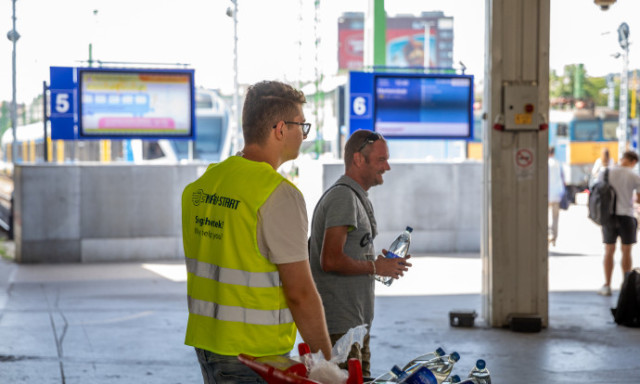 &Uacute;jra vizet osztanak a vas&uacute;ti &eacute;s aut&oacute;busz-&aacute;llom&aacute;sokon