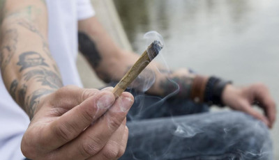 Herb&aacute;los cigarett&aacute;val k&iacute;n&aacute;lt&aacute;k, &ouml;sszeesett - Mag&aacute;ra hagyt&aacute;k a 14 &eacute;ves fi&uacute;t Ajk&aacute;n
