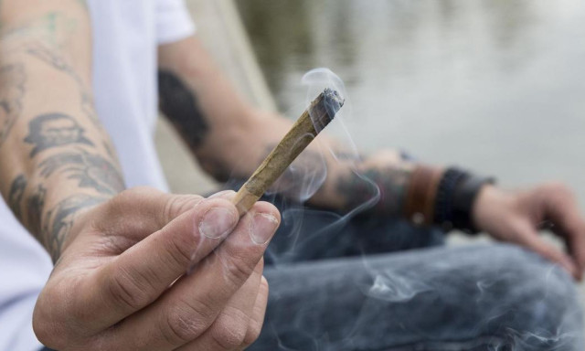 Herb&aacute;los cigarett&aacute;val k&iacute;n&aacute;lt&aacute;k, &ouml;sszeesett - Mag&aacute;ra hagyt&aacute;k a 14 &eacute;ves fi&uacute;t Ajk&aacute;n