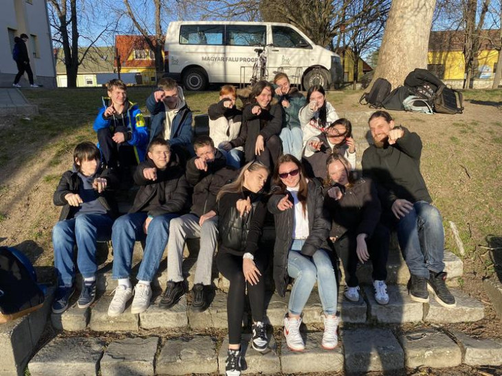 WC-t pucolnak, almaszüreten dolgoznak - Bármilyen melót bevállal az osztály, hogy eljusson Izlandra