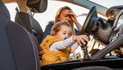 Gyerkőc&ouml;t mentettek ki a tűzolt&oacute;k egy r&aacute;z&aacute;r&oacute;dott aut&oacute;b&oacute;l a Cserh&aacute;t lak&oacute;telepen