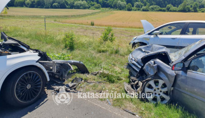 Egym&aacute;snak &uuml;tk&ouml;z&ouml;tt n&eacute;gy szem&eacute;lyg&eacute;pkocsi a 77-es fő&uacute;ton, Nagyv&aacute;zsony k&ouml;zel&eacute;ben