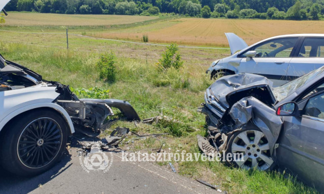 Egym&aacute;snak &uuml;tk&ouml;z&ouml;tt n&eacute;gy szem&eacute;lyg&eacute;pkocsi a 77-es fő&uacute;ton, Nagyv&aacute;zsony k&ouml;zel&eacute;ben