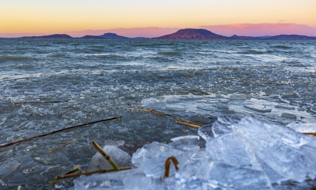 &Iacute;gy darabolta fel a Balaton jeg&eacute;t a vas&aacute;rnapi viharos sz&eacute;l