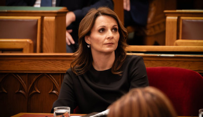 A korm&aacute;ny megseg&iacute;ti az azbeszttel szennyezett telep&uuml;l&eacute;seket - Lőrinc Vikt&oacute;ria miniszt&eacute;rium&aacute;ba kell beadniuk a p&aacute;ly&aacute;zatokat