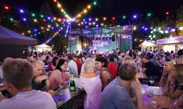 M&aacute;r csak egyet kell aludni - P&eacute;nteken kezdődik a Roz&eacute;, Rizling &eacute;s Jazz Napok