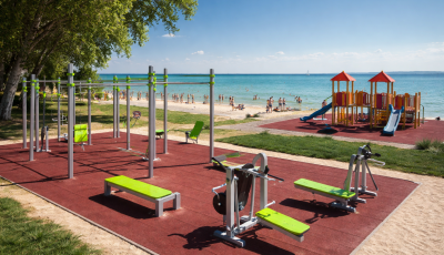 Edzőpark &eacute;p&uuml;l a Balaton partj&aacute;n &ndash; sokaknak nem tetszik, mi t&ouml;rt&eacute;nik a szabadstrandon