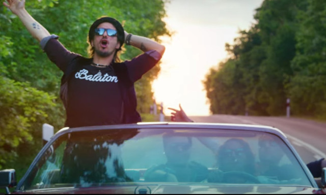 M&aacute;r t&ouml;bb, mint f&eacute;lmilli&oacute;an l&aacute;tt&aacute;k a Bagossy Balaton c&iacute;mű videoklipj&eacute;t