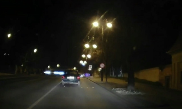 Előbb a padk&aacute;nak, majd az &aacute;ll&oacute; aut&oacute;nak is nekihajtott az ittas sofőr menek&uuml;l&eacute;s k&ouml;zben - VIDE&Oacute;