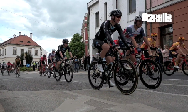 &Iacute;gy z&uacute;gott el mellett&uuml;nk centim&eacute;terekre 130 bring&aacute;s - VIDE&Oacute;