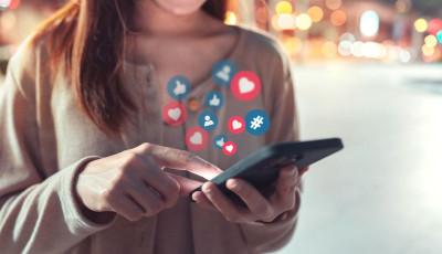 &Aacute;tszabja fel&uuml;let&eacute;t a Facebook - &Uacute;j h&iacute;rfolyam, &uacute;j funkci&oacute;k, Instagram-szerű megold&aacute;sok