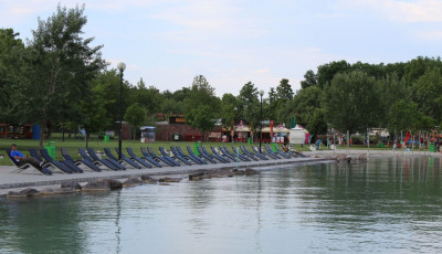 Megkezdődik a K&eacute;k Hull&aacute;m Z&aacute;szl&oacute; strandok idei minős&iacute;t&eacute;se