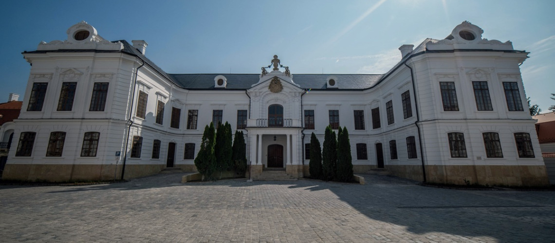 Befőttes&uuml;vegbe rejtett arany&eacute;rm&eacute;ket tal&aacute;ltak a veszpr&eacute;mi &Eacute;rseki Palota pinc&eacute;j&eacute;nek meg&uacute;j&iacute;t&aacute;sakor