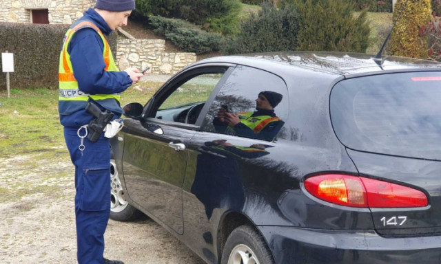 Rendsz&aacute;mt&aacute;bla hi&aacute;ny&aacute;ban meg&aacute;ll&iacute;tottak egy nőt, ő meg j&oacute;l elk&uuml;ldte a rendőr&ouml;ket a b&uacute;s francba - K&aacute;r volt...