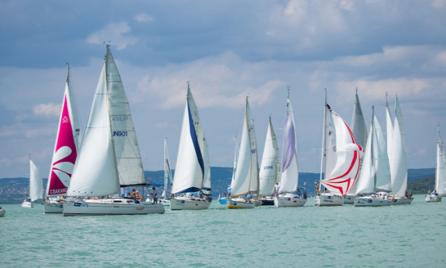 Napokon bel&uuml;l elrajtol az 54. K&eacute;kszalag